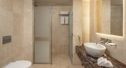 Carlton Al Moaibed Hotel, an IHG hotel Room Type - 1 Super King Suite Dining Balcony