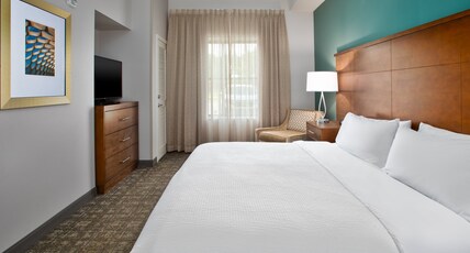 Staybridge Suites AUBURN HILLS, an IHG hotel Room Type - 1 Bedroom Suite Communications Accessible Roll Shower