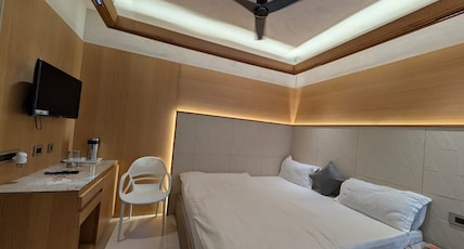 Hotel Raaj Kamal (600 Meter From Nakki Lake) Room Type - SUPER DELUX TRIPPLE SHARING AC ROOM(Only For Families And Couples) Hotel Raaj Kamal (600 Meter From Nakki Lake) Room Type - SUPER DELUX TRIPPLE SHARING AC ROOM(Only For Families And Couples)