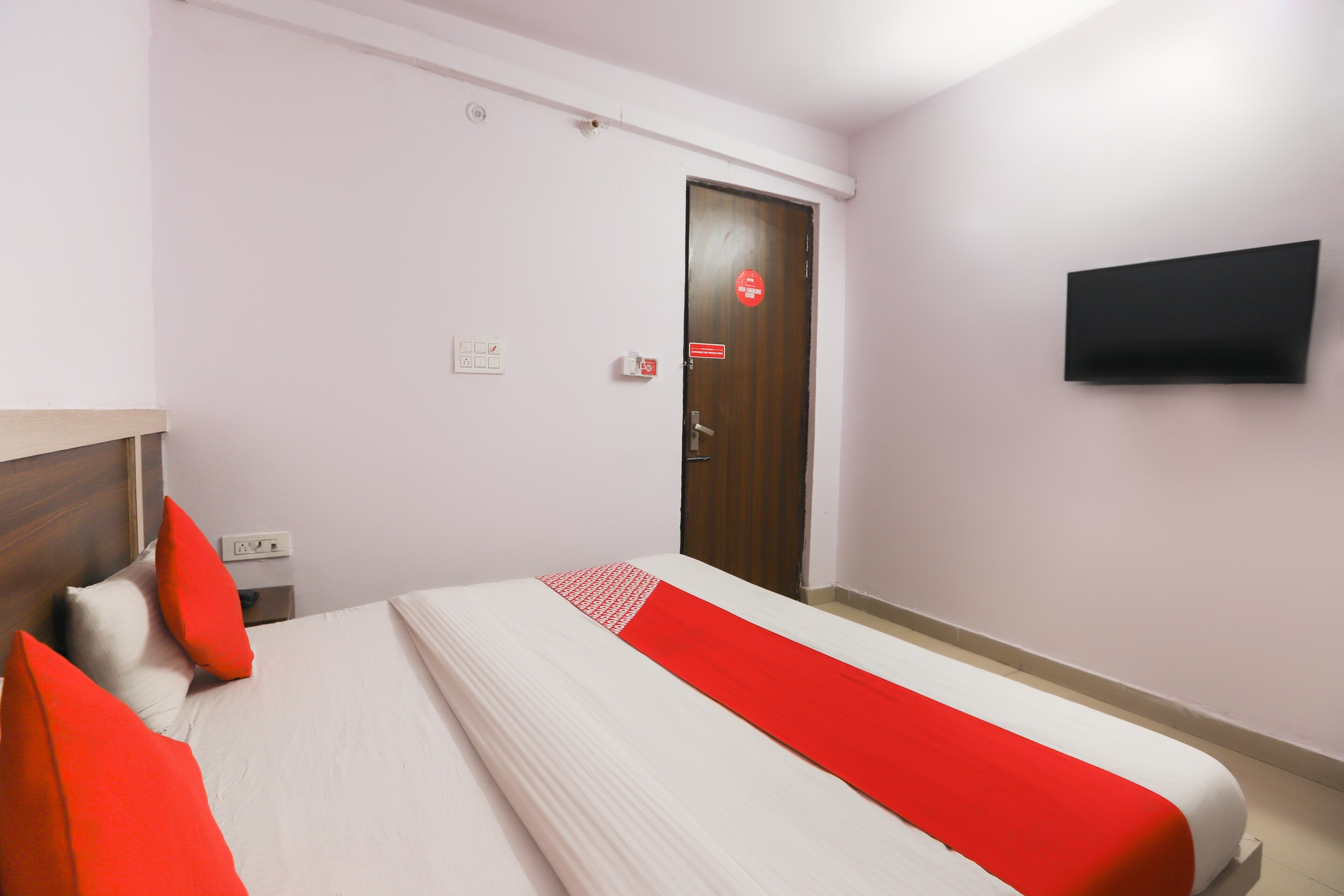 Hotel O Noida Villa - Tap to explore photos