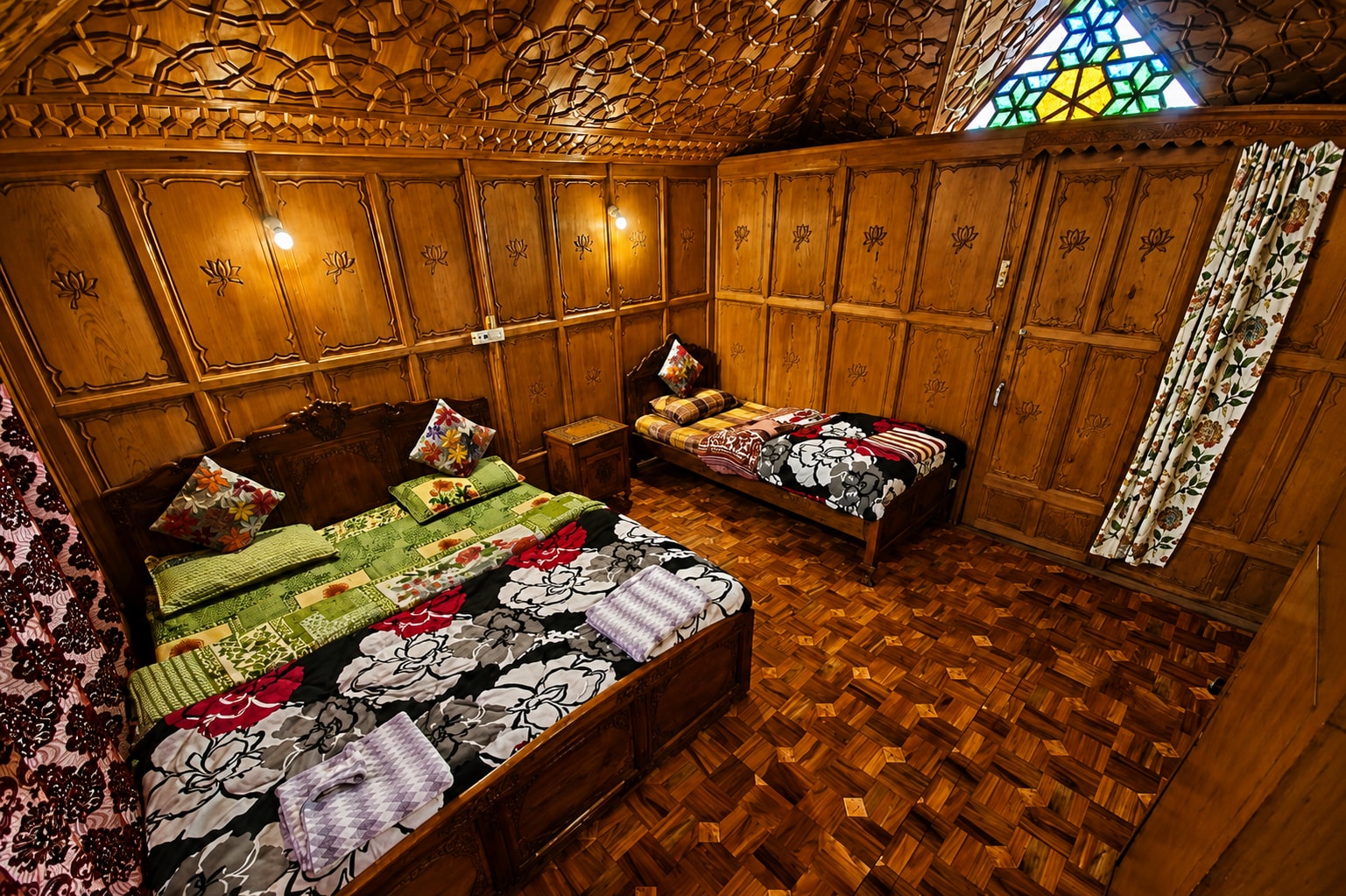 Premium Houseboat Baktoo Palace - Tap to explore photos