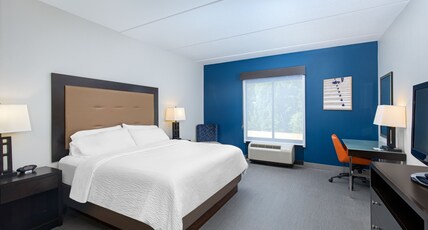 Holiday Inn Express Cleveland Northwest, an IHG Hotel Room Type - 1 King Bed Suite Mobil Access Tub