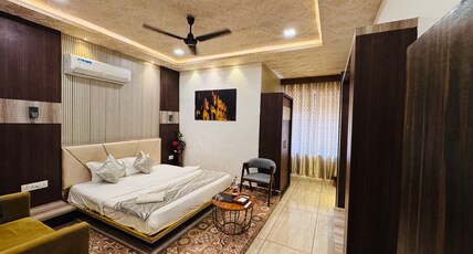 hotel shree palace Room Type - ROYAL DELUXE