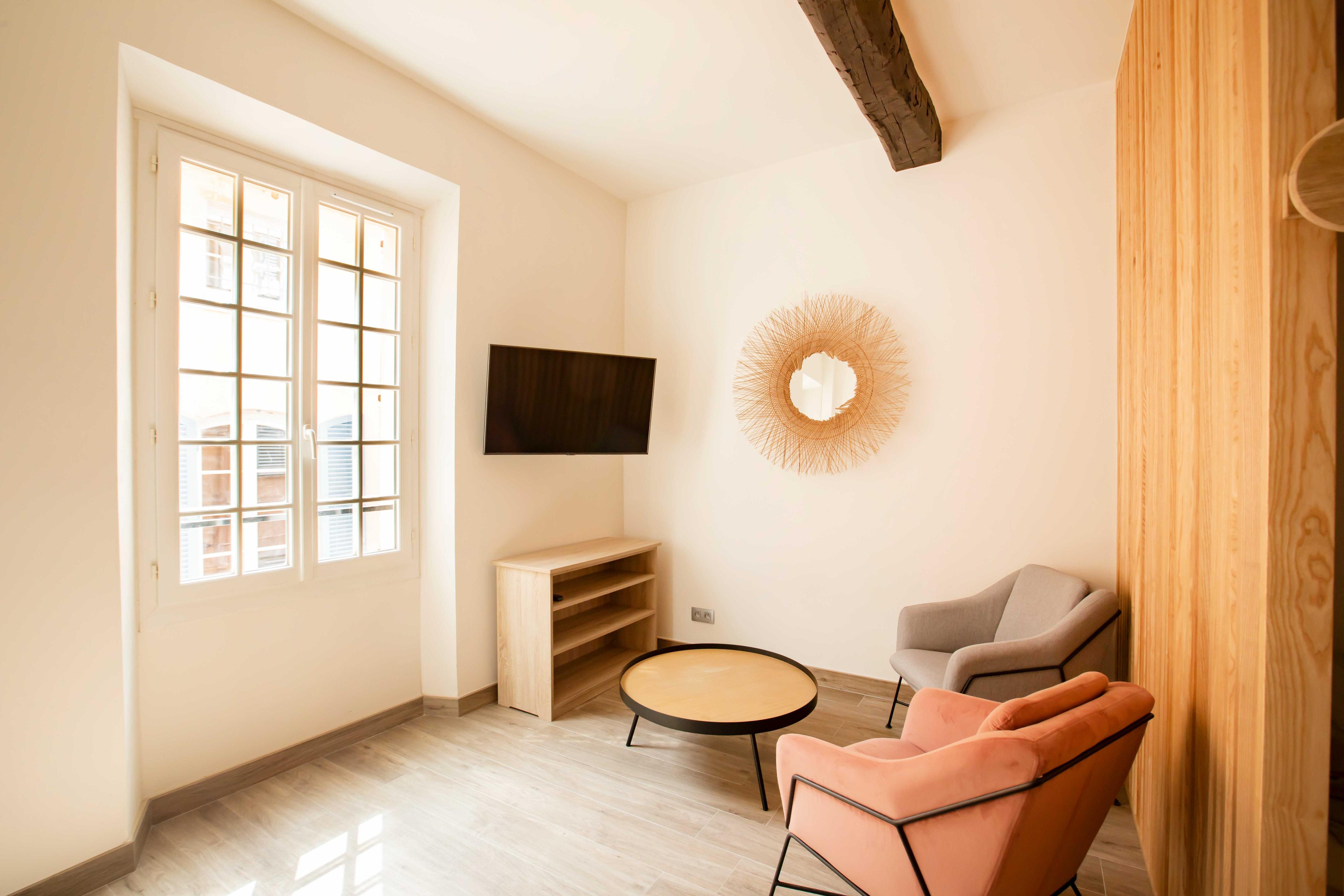 Chic Studio - Heart of Saint-Tropez - Tap to explore photos