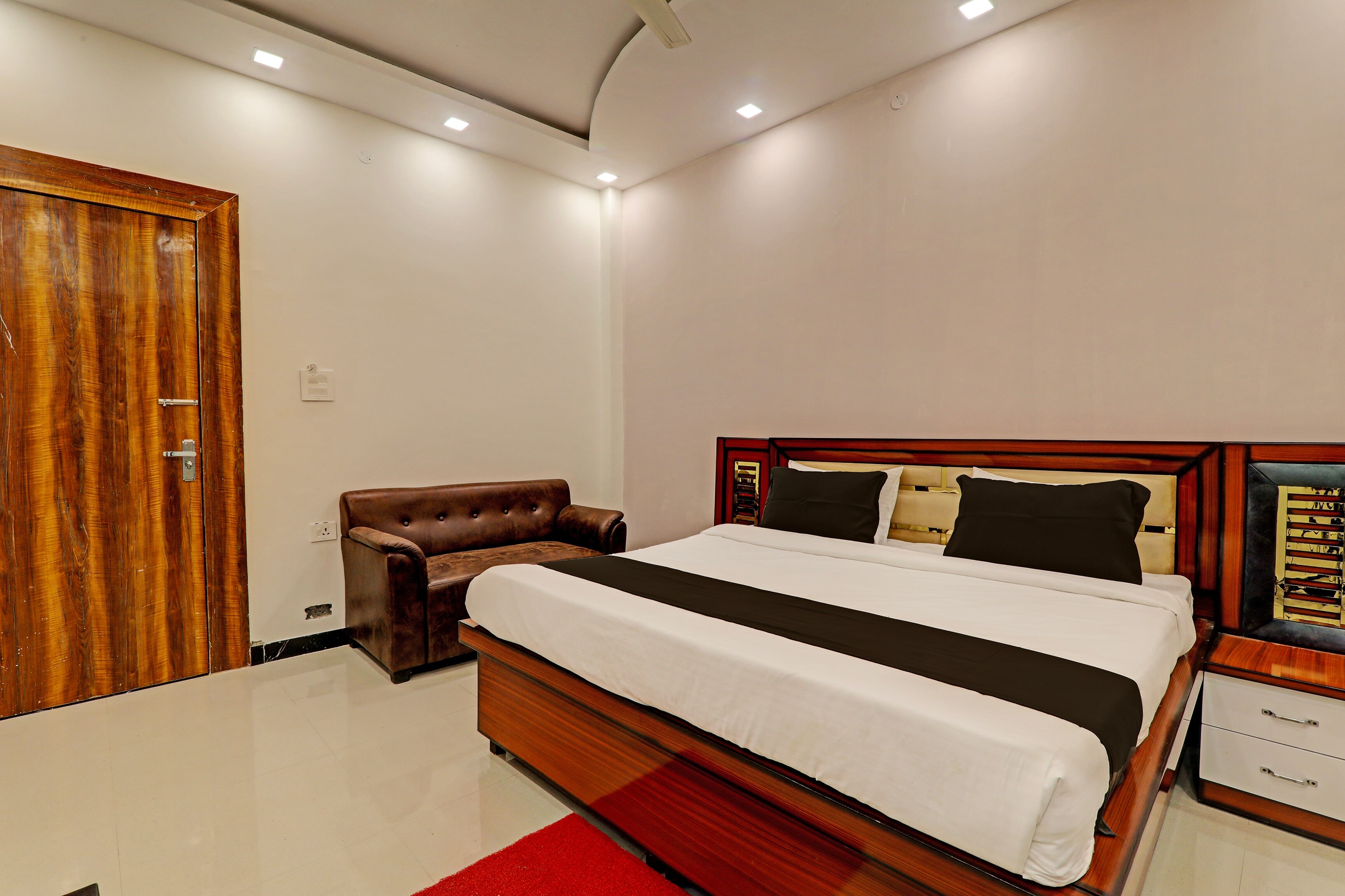 Hotel O Awadh International - Tap to explore photos