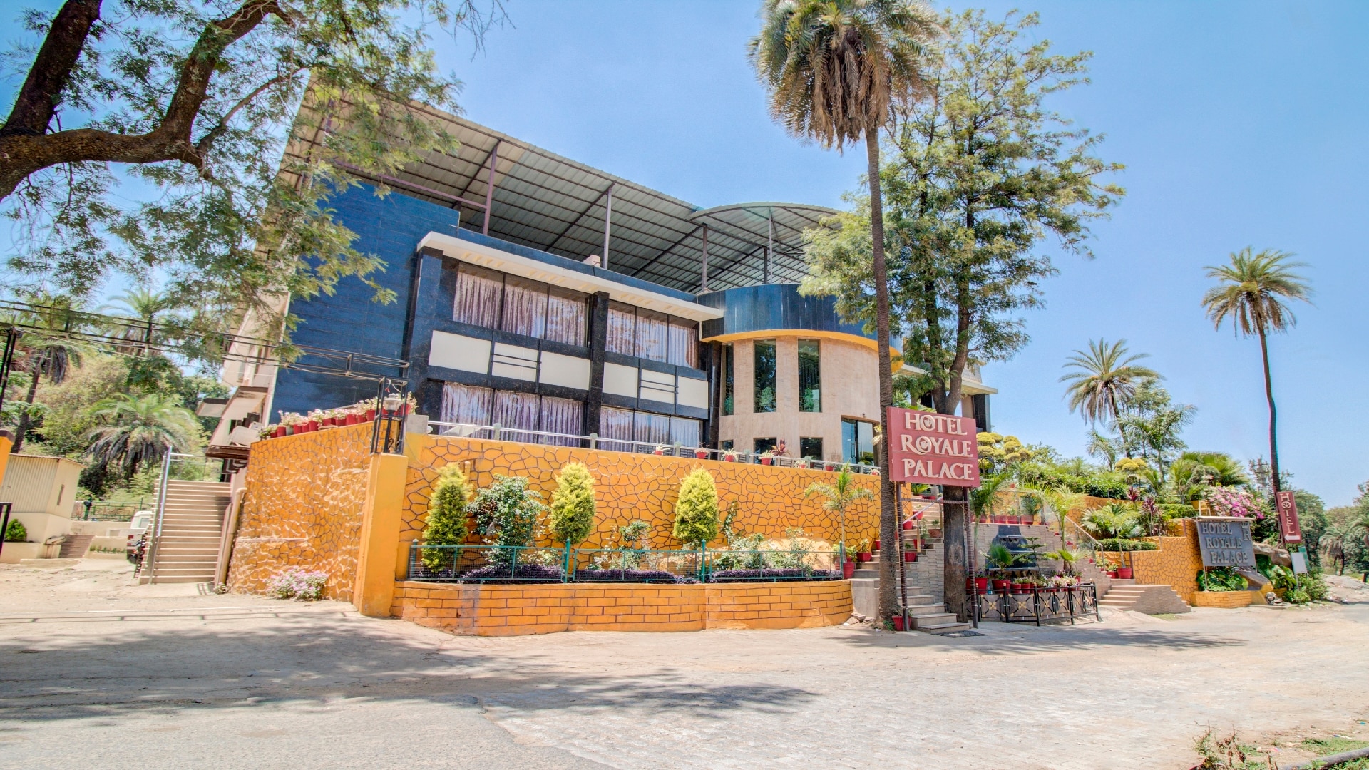 Hotel Royale Palace - Tap to explore photos