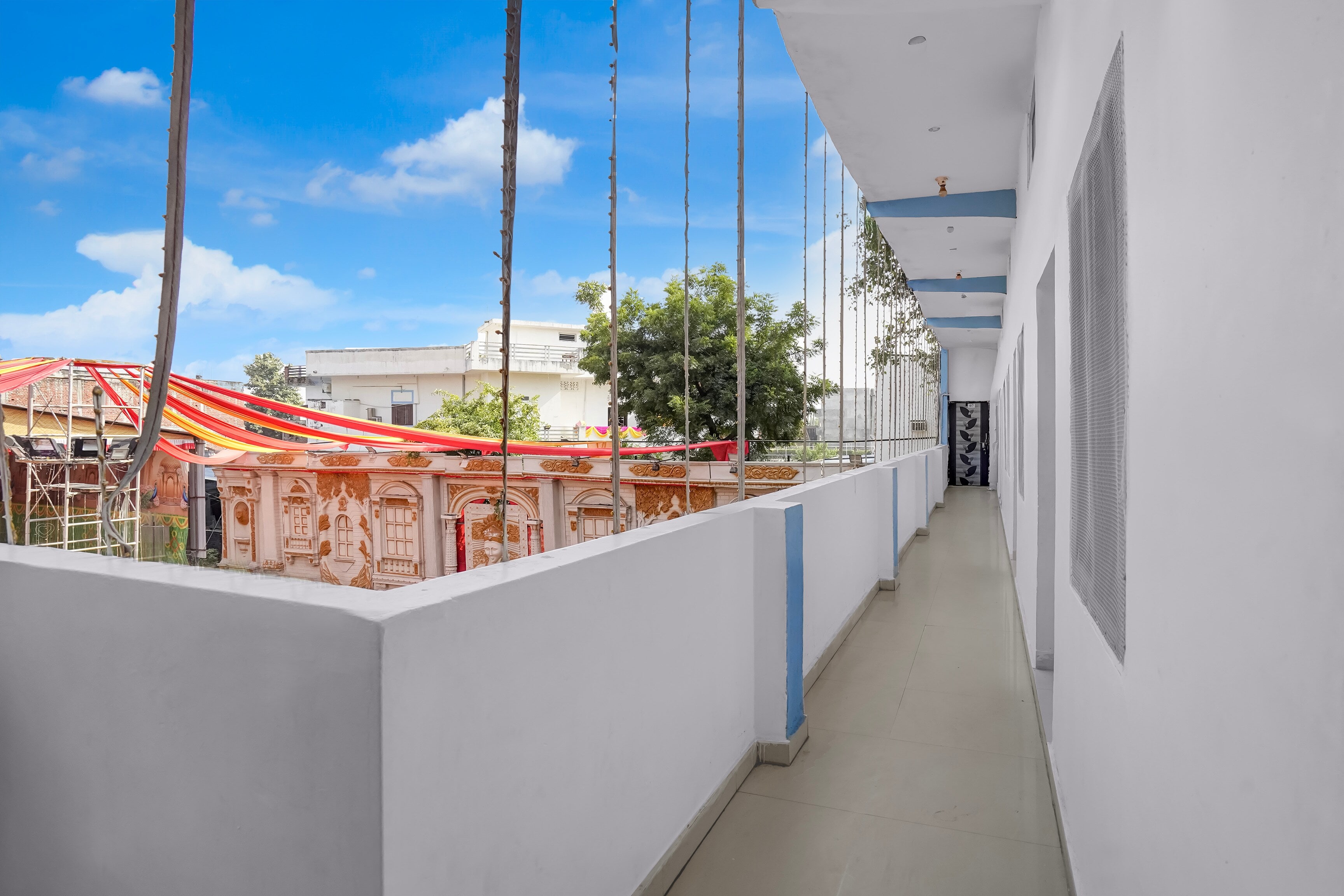 Super Hotel O Sultanpur Railway Junction Formerly Sanskar Marriage Lawan - Tap to explore photos