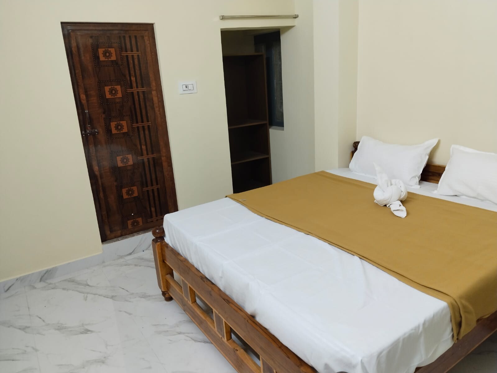 Mohnish Sai Homestay - Tap to explore photos