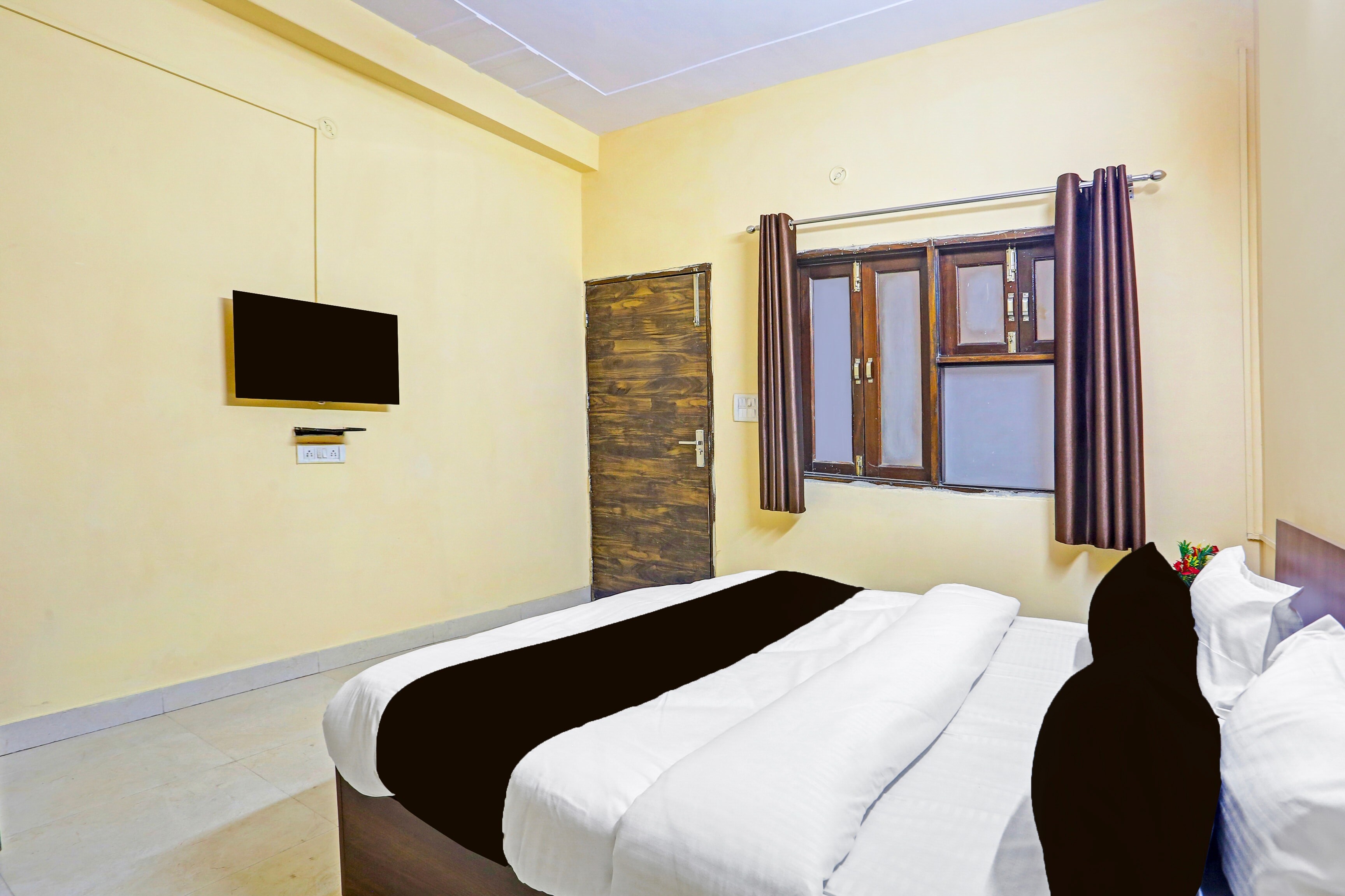 Hotel O Shalimar Bagh Max Hospital - Tap to explore photos