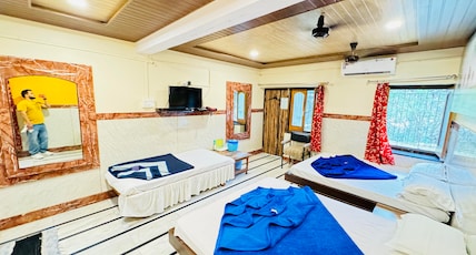 Shri Ganesh Hotel, 200 meters from nakki lake Room Type - Family Five Bed ac Shri Ganesh Hotel, 200 meters from nakki lake Room Type - Family Five Bed ac