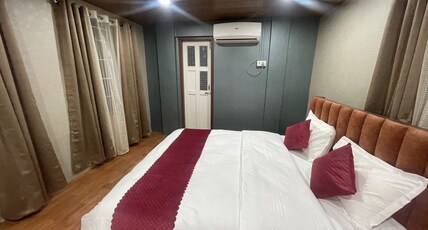 Anagh | Bed and Breakfast Room Type - Super Deluxe Room