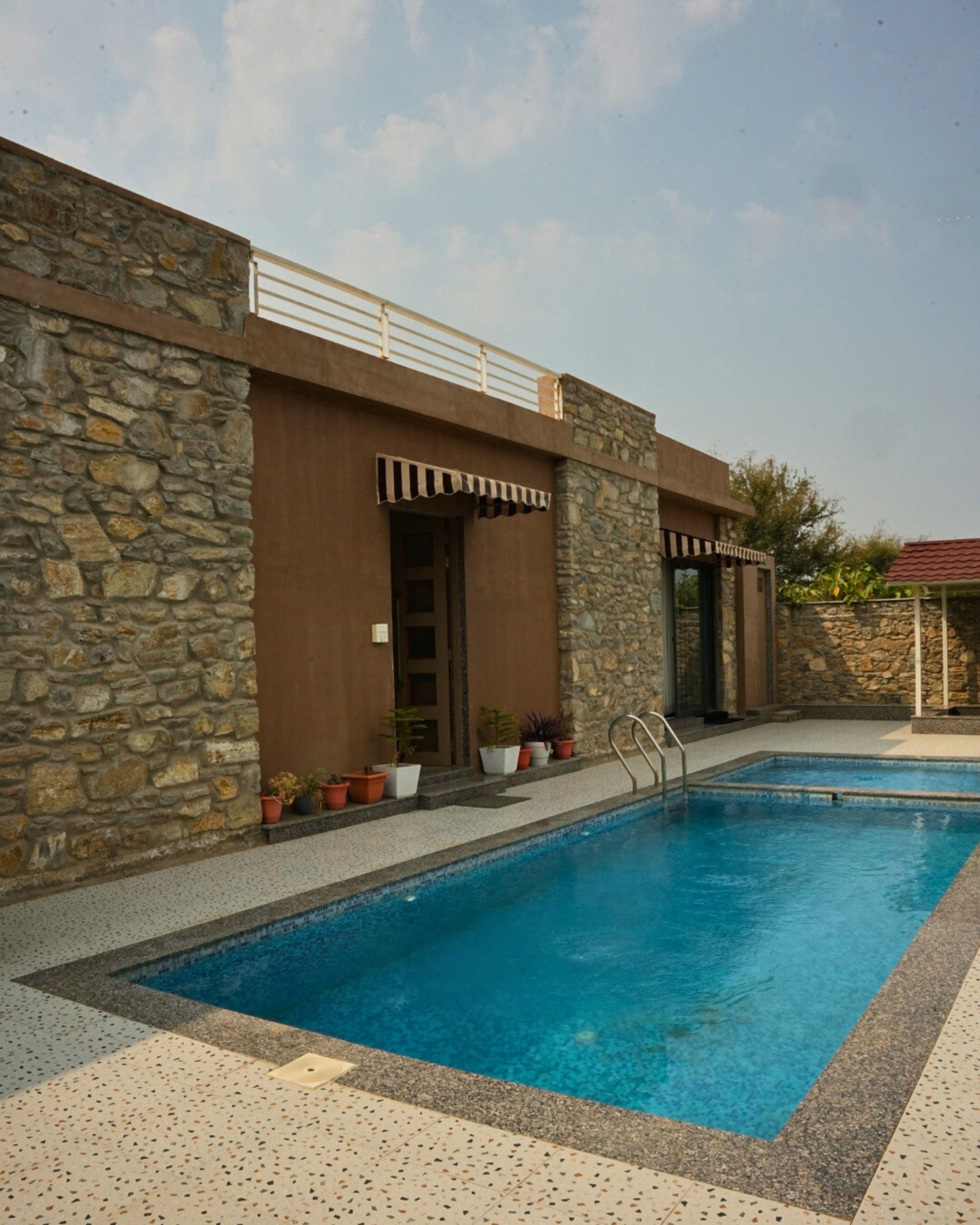 Elan luxuria - Tap to explore photos