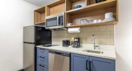 SOUTHFIELD STAY, an IHG hotel Room Type - 1 Queen Studio Suite Communications Accessible
