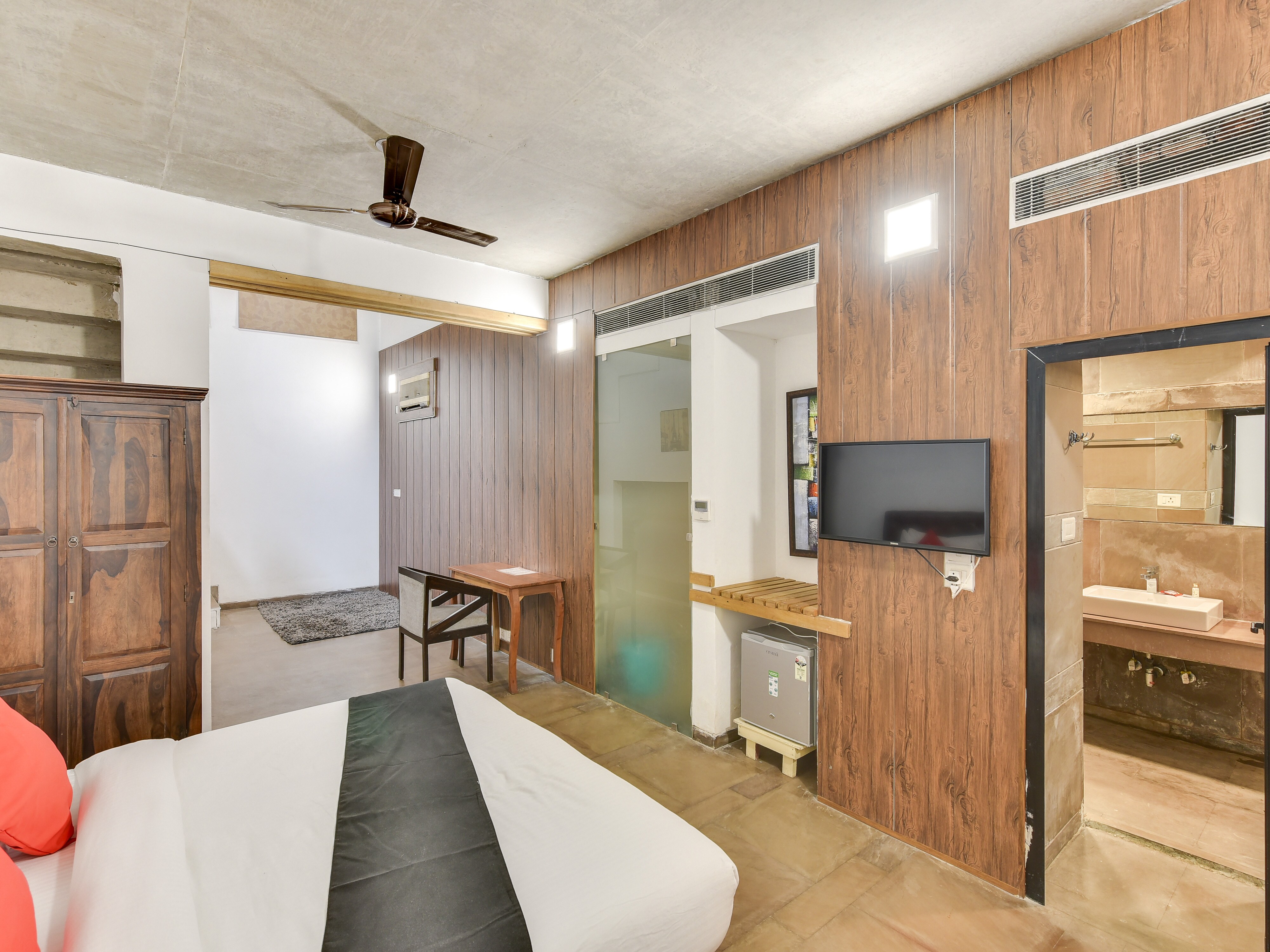 Hotel Anting Villa - Tap to explore photos