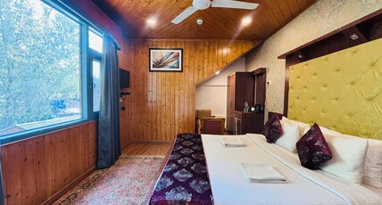 Lake Avenue by Stay Pattern - Dal Lake Room Type - Deluxe  Room