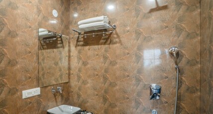 Hotel Snooze 200 meters from Terminal 2 Room Type - Deluxe Room with Air Conditioning