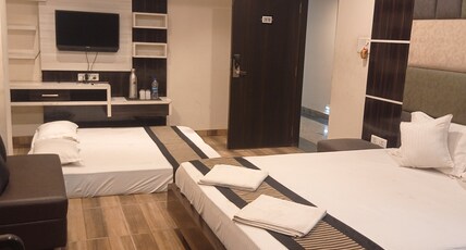 STAYMAKER Subh Ashis Stay Room Type - Deluxe Double AC