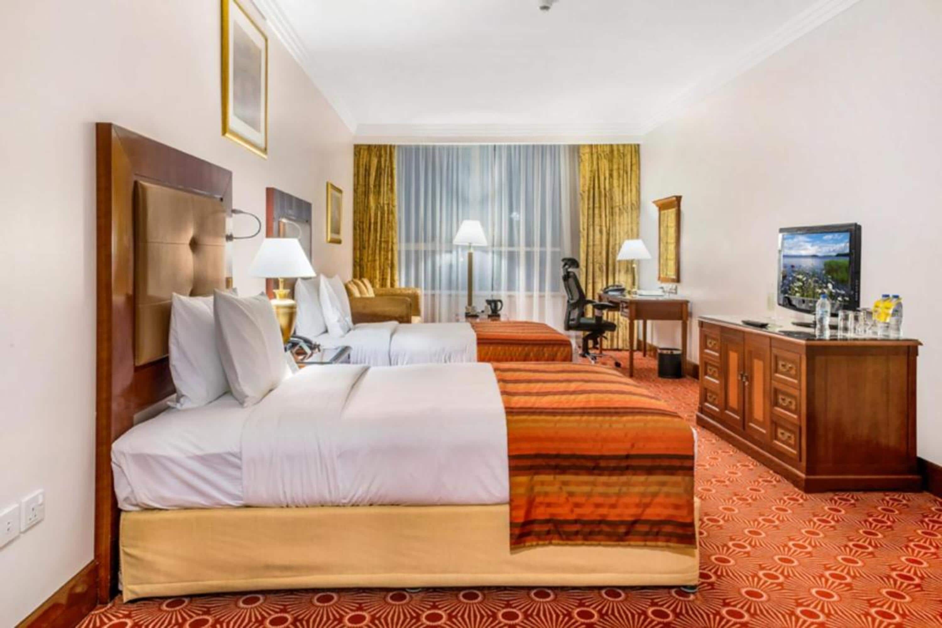 Sunday Hotel Holiday international Dubai - Tap to explore photos