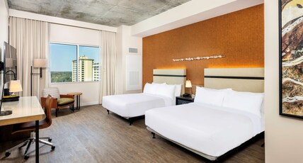 Hotel Melby Downtown Melbourne Tapestry Collection by Hilton Room Type - 2 Q CTY VW MOB HR ACC RIS