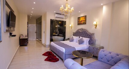 Emperor Ozran by Alaya Stays Room Type - Superior room with a balcony