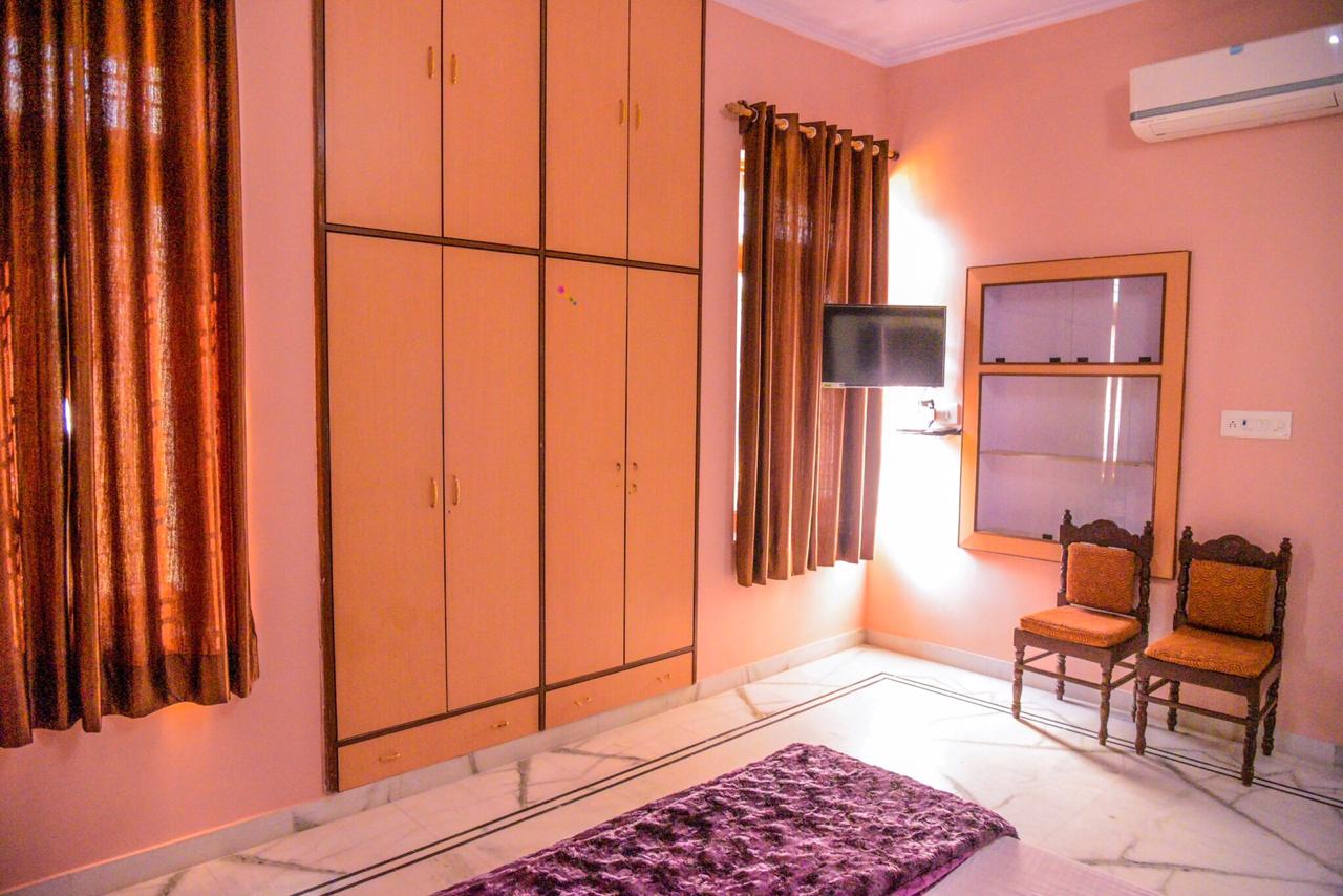 Vinayak Palace Guest House - Tap to explore photos