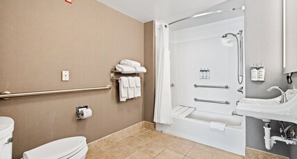 Staybridge Suites NORTH BRUNSWICK, an IHG hotel Room Type - 1 Bedroom Suite Communications Mobility Accessible Tub