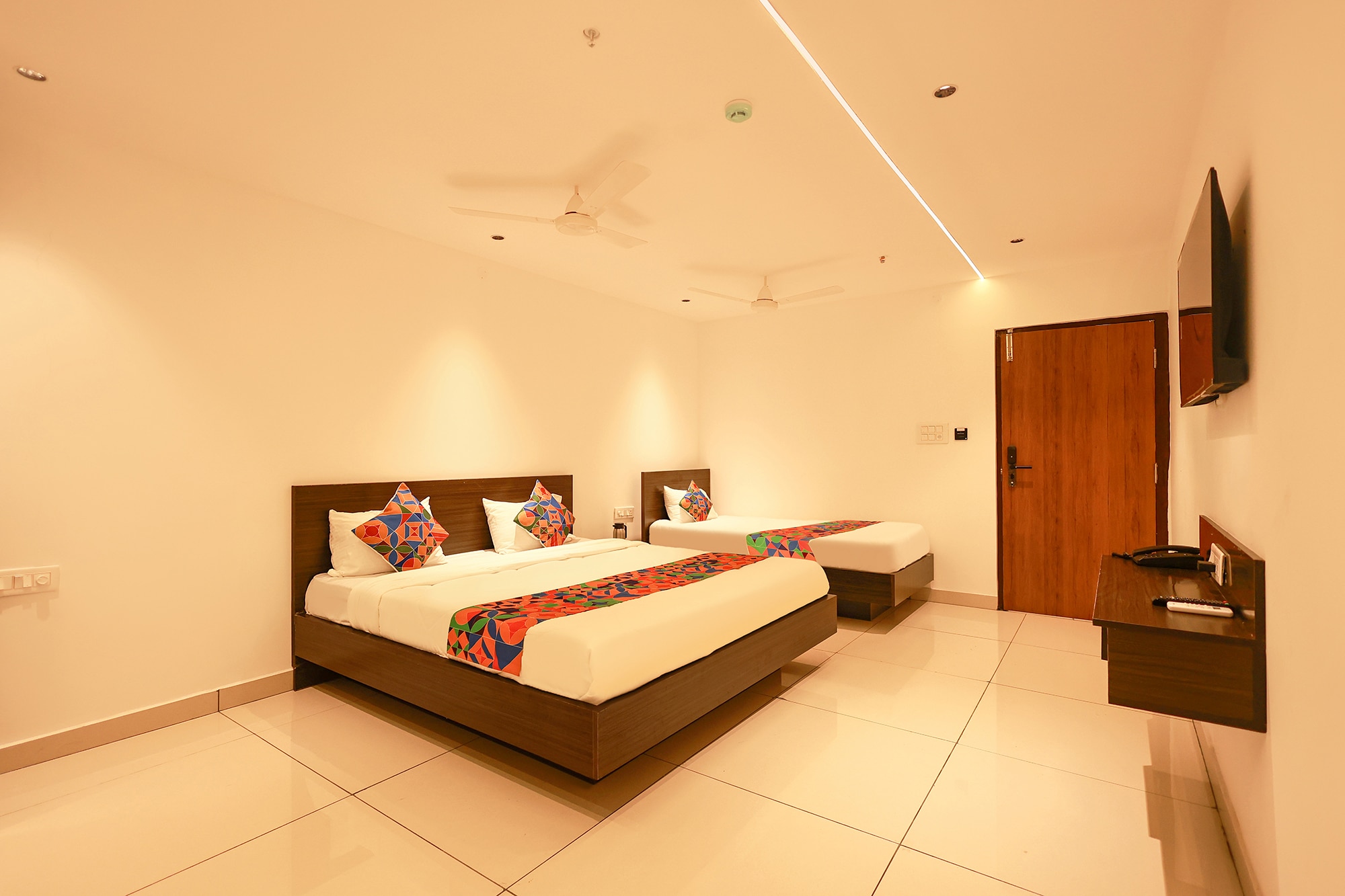FabHotel Aishwarya Inn Hanamkonda - Tap to explore photos