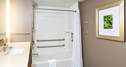 Staybridge Suites Fort Lauderdale Airport - West Room Type - 2 Queen Studio Suite Comm Accessible Tub