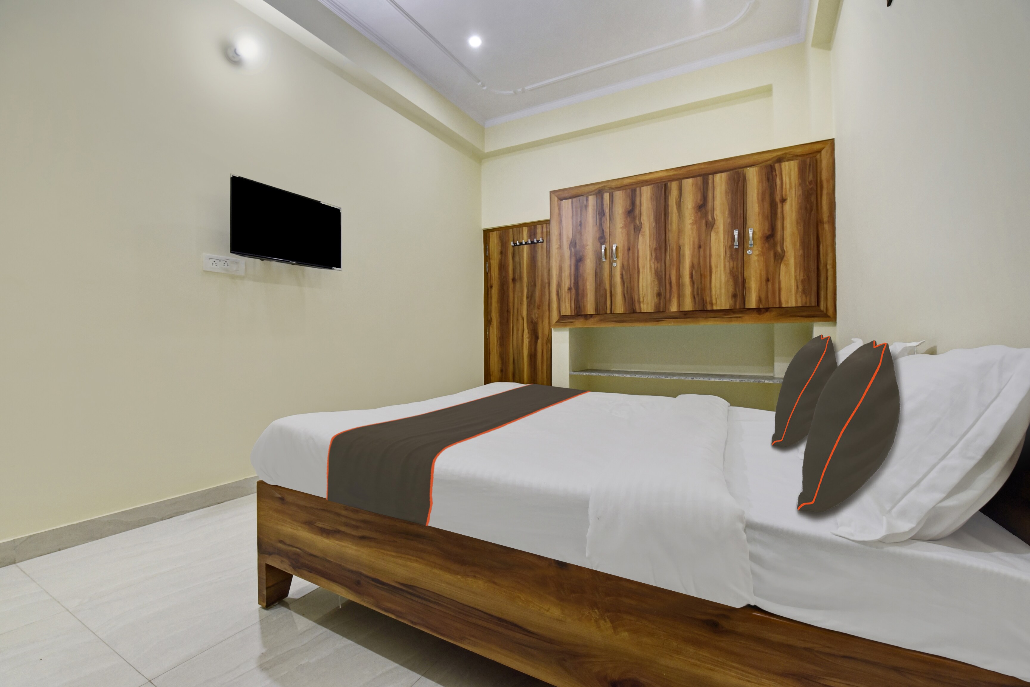 OYO 821162 Hotel 24*7 living - Tap to explore photos