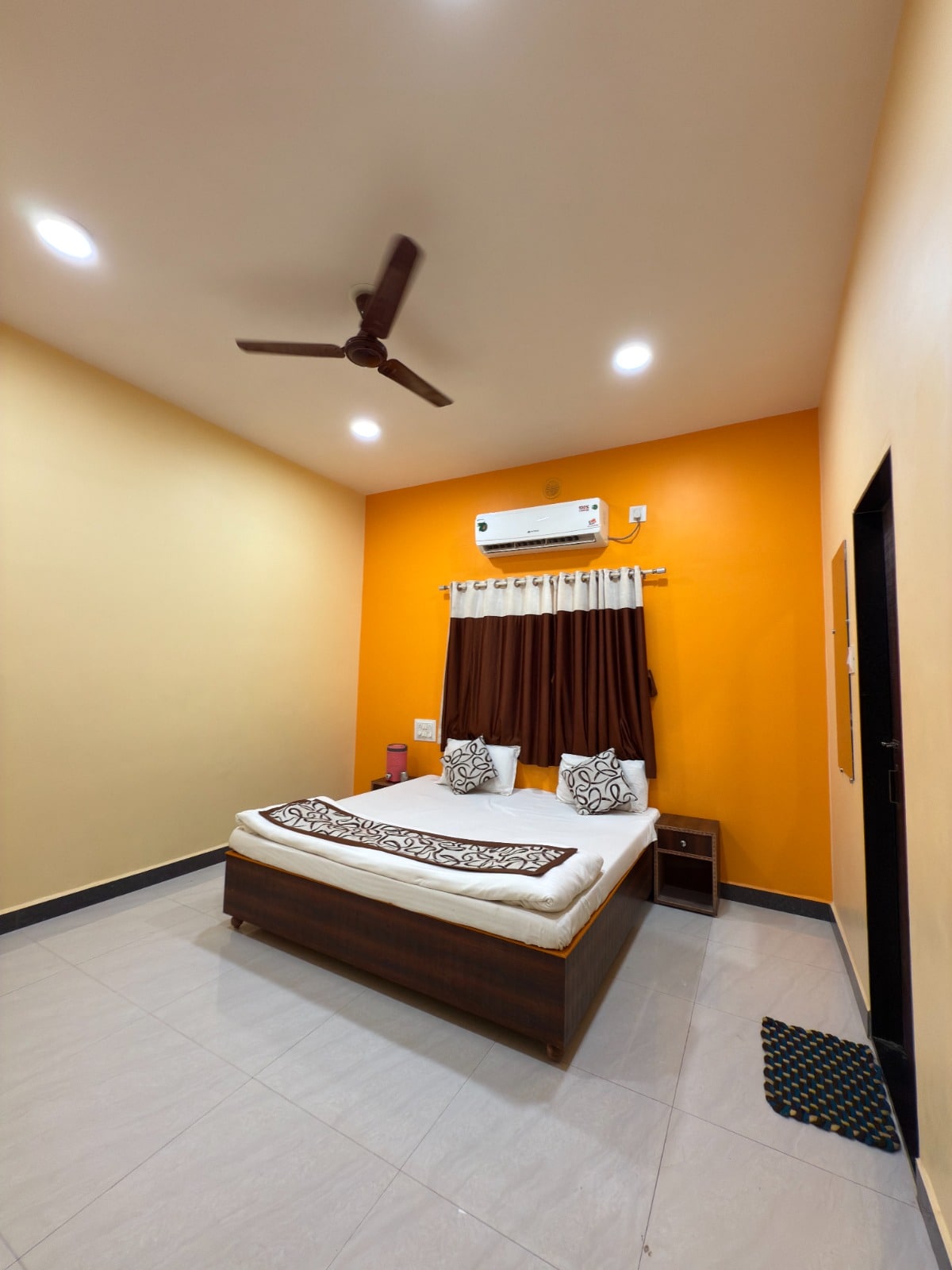 Hotel Safari - Tap to explore photos