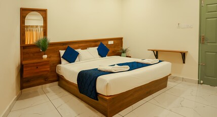 Moonic Days Infopark Room Type - Premium King Room with Balcony
