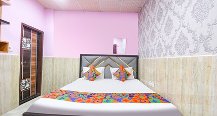Fabhotel Mohini Palace- 1km from Prem mandir Room Type - Deluxe Room