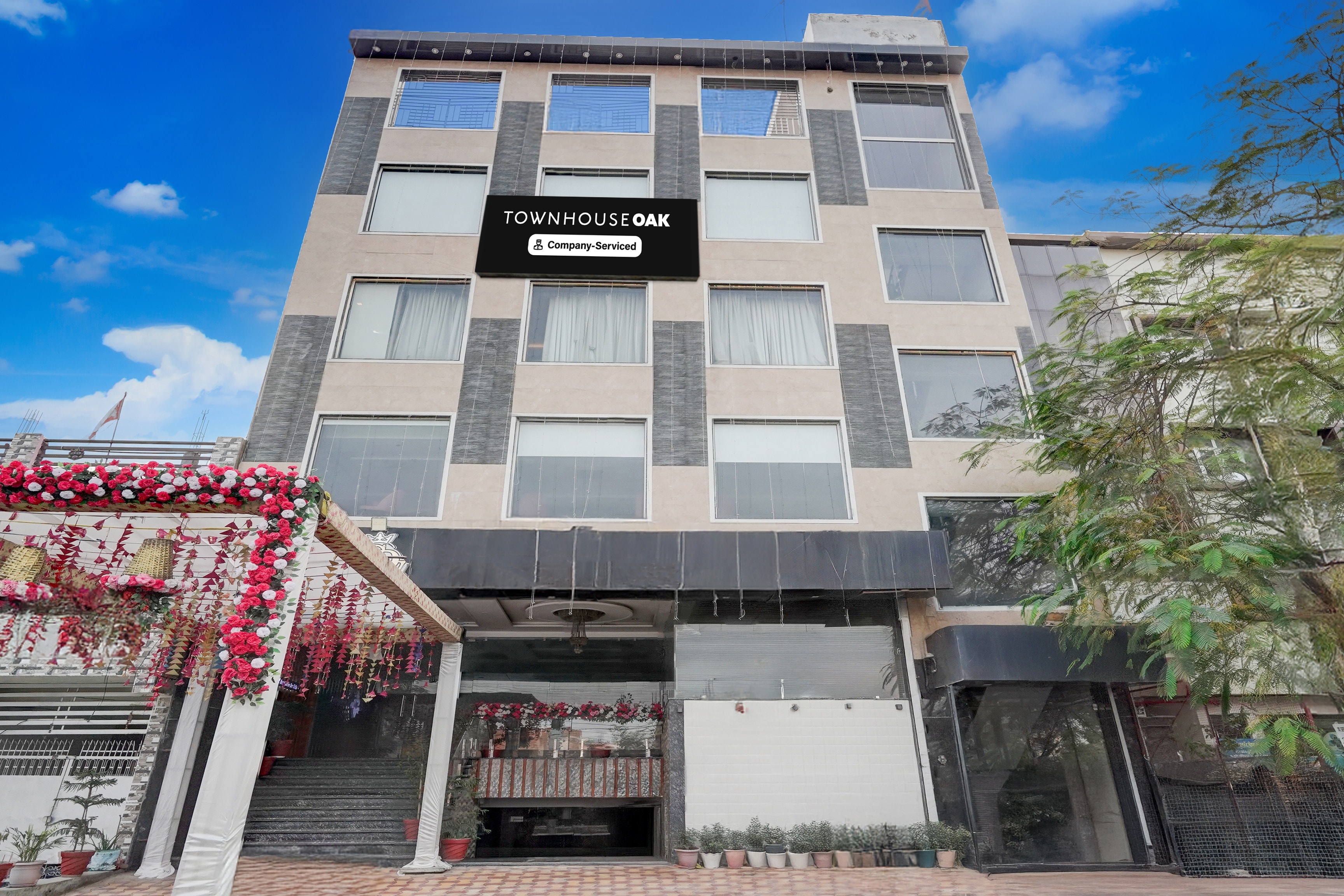 Super OYO Townhouse Oak CSJMU Kanpur Formerly Shree Dev Villa - Tap to explore photos