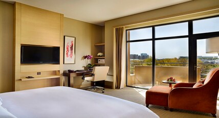 Crowne Plaza Ordos Room Type - 1 King Bed Premium Lounge Access