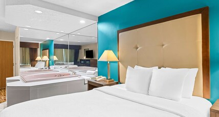 Best Western Baraboo Inn Room Type - 1 Queen Bed, Non-Smoking, Whirlpool, Flat Screen Television, High Speed Internet Access, Microwave A Best Western Baraboo Inn Room Type - 1 Queen Bed, Non-Smoking, Whirlpool, Flat Screen Television, High Speed Internet Access, Microwave A