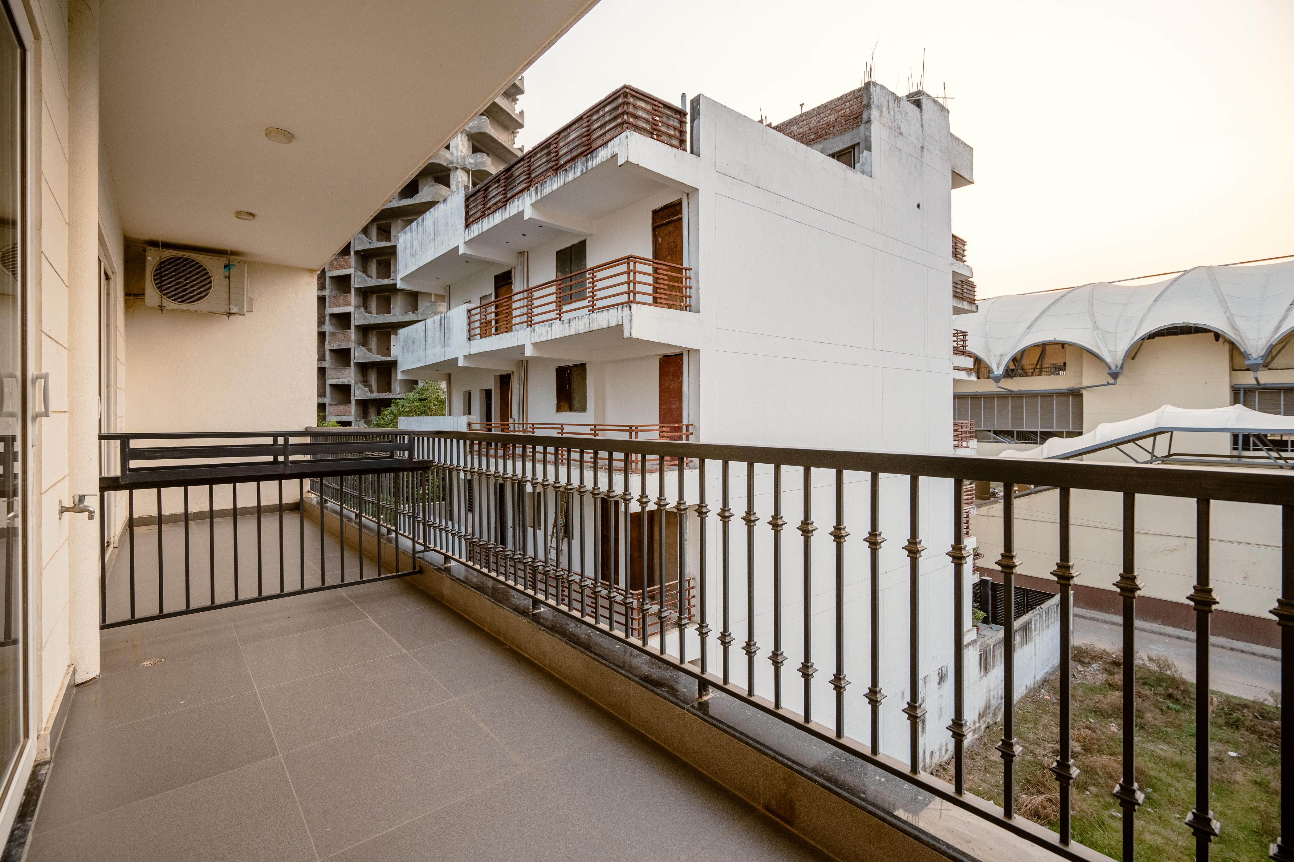 ROYAL STUDIO GOLF COURSE ROAD - Tap to explore photos