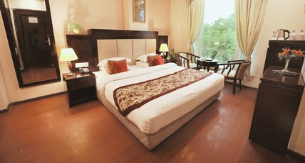 Gold Leaf Hotel - 1 Km from City Palace Room Type - Super Deluxe Room