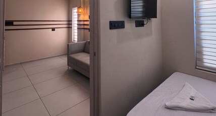 London Courtyard Room Type - Deluxe room with extra living area