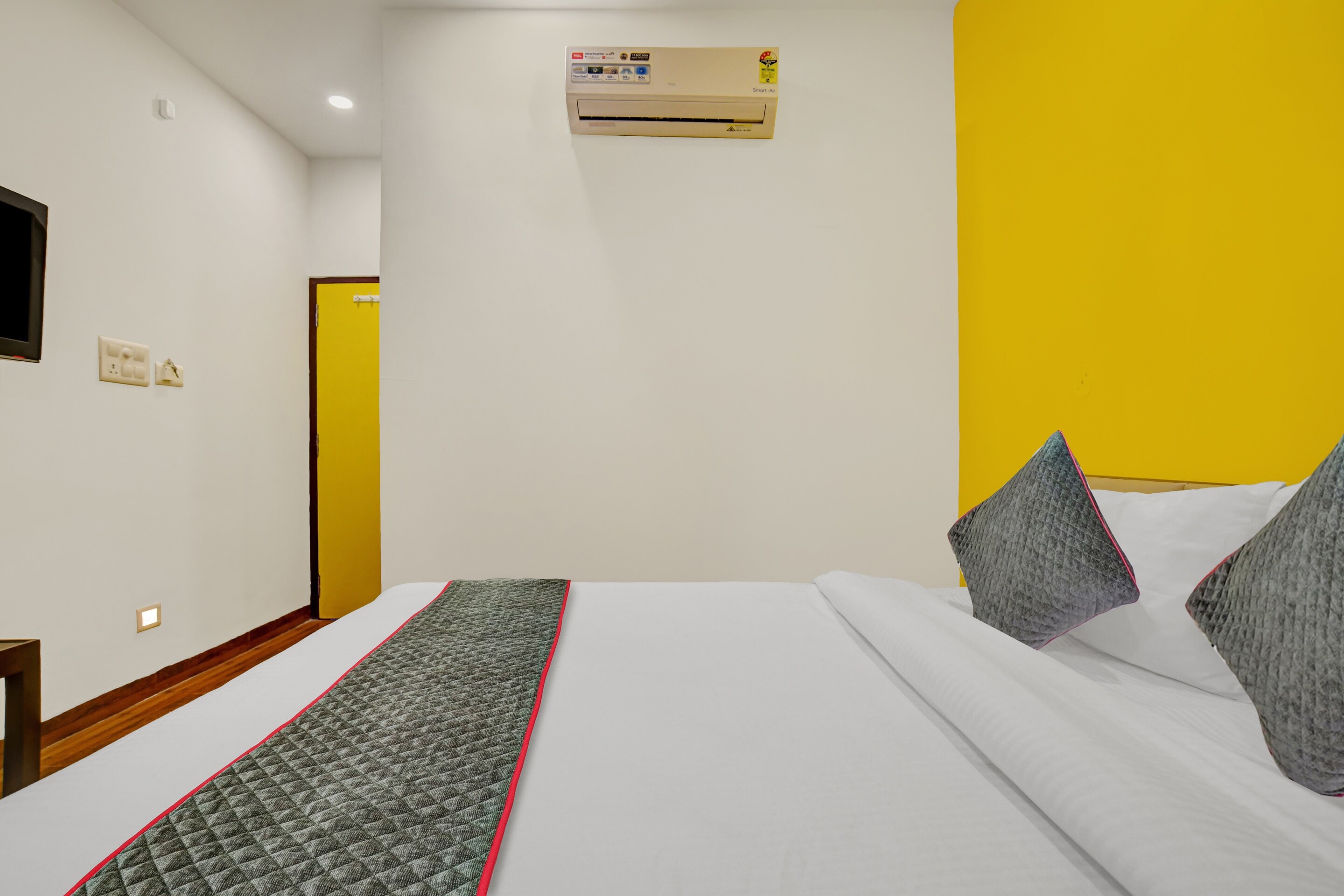 Super Townhouse Pine Tree - Tap to explore photos