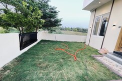 Cozy stay with warm hosts and serene hill views