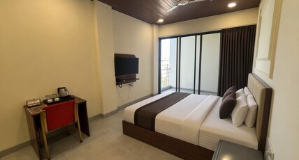 Madhav Hotel and Restaurant Room Type - Suite with Private Balcony and Bathtub