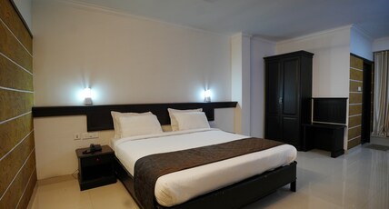 Hotel Maharani Room Type - AC Deluxe Room With King Bed