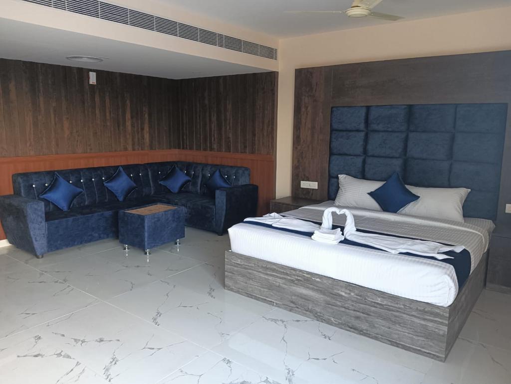 SAS SQUARE - Tap to explore photos