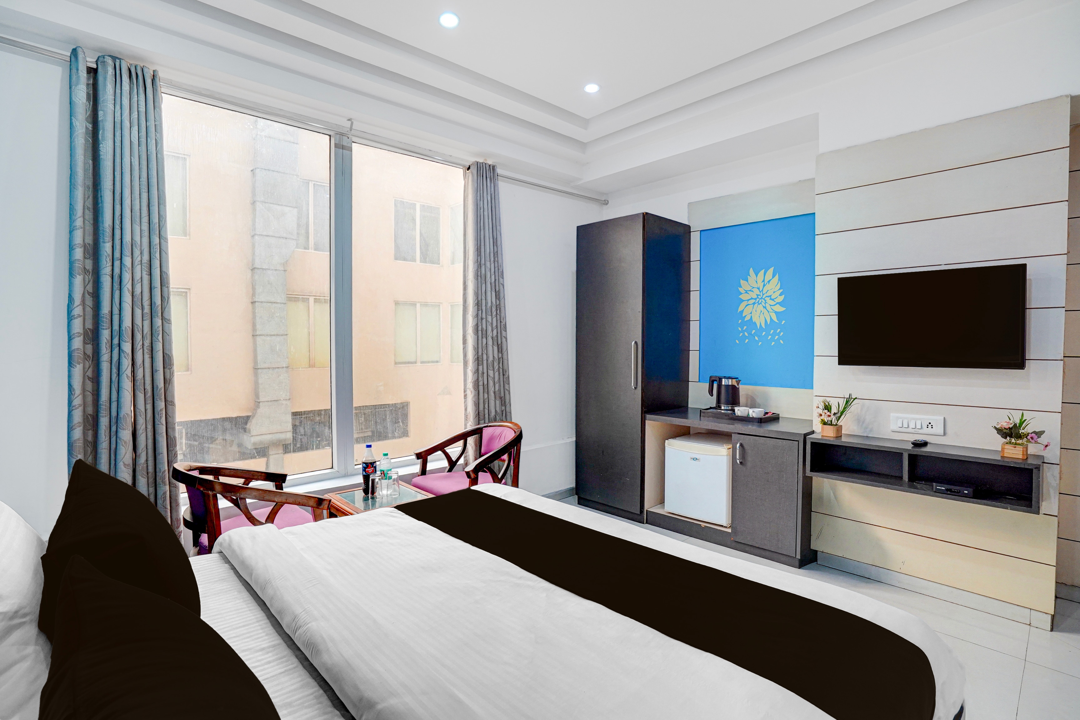 Palette A Lux Corporate Townhouse Near 3 Minutes Kaushambi Metro Station - Tap to explore photos