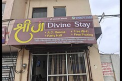 Rooms of SPOT ON Shri Ji Divine Stay