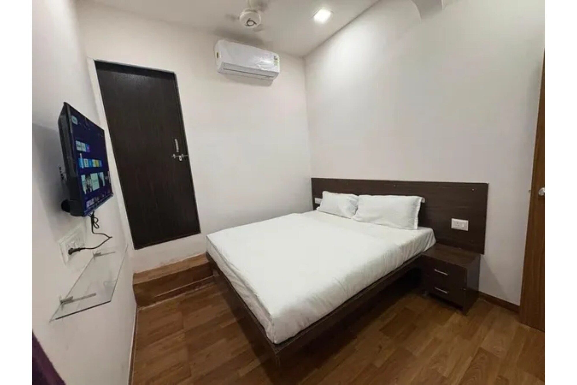 FabHotel Dwarka Inn - Tap to explore photos