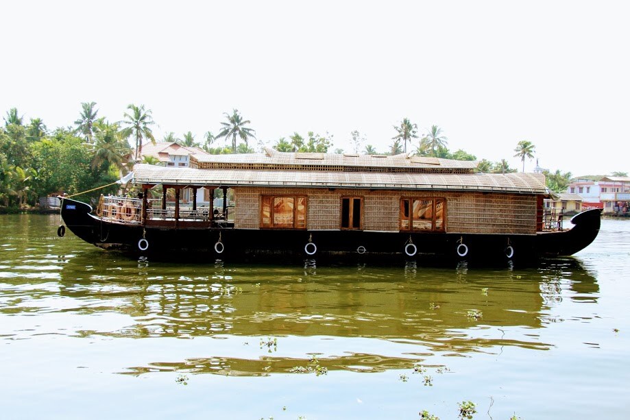 Harmony Houseboat - Tap to explore photos