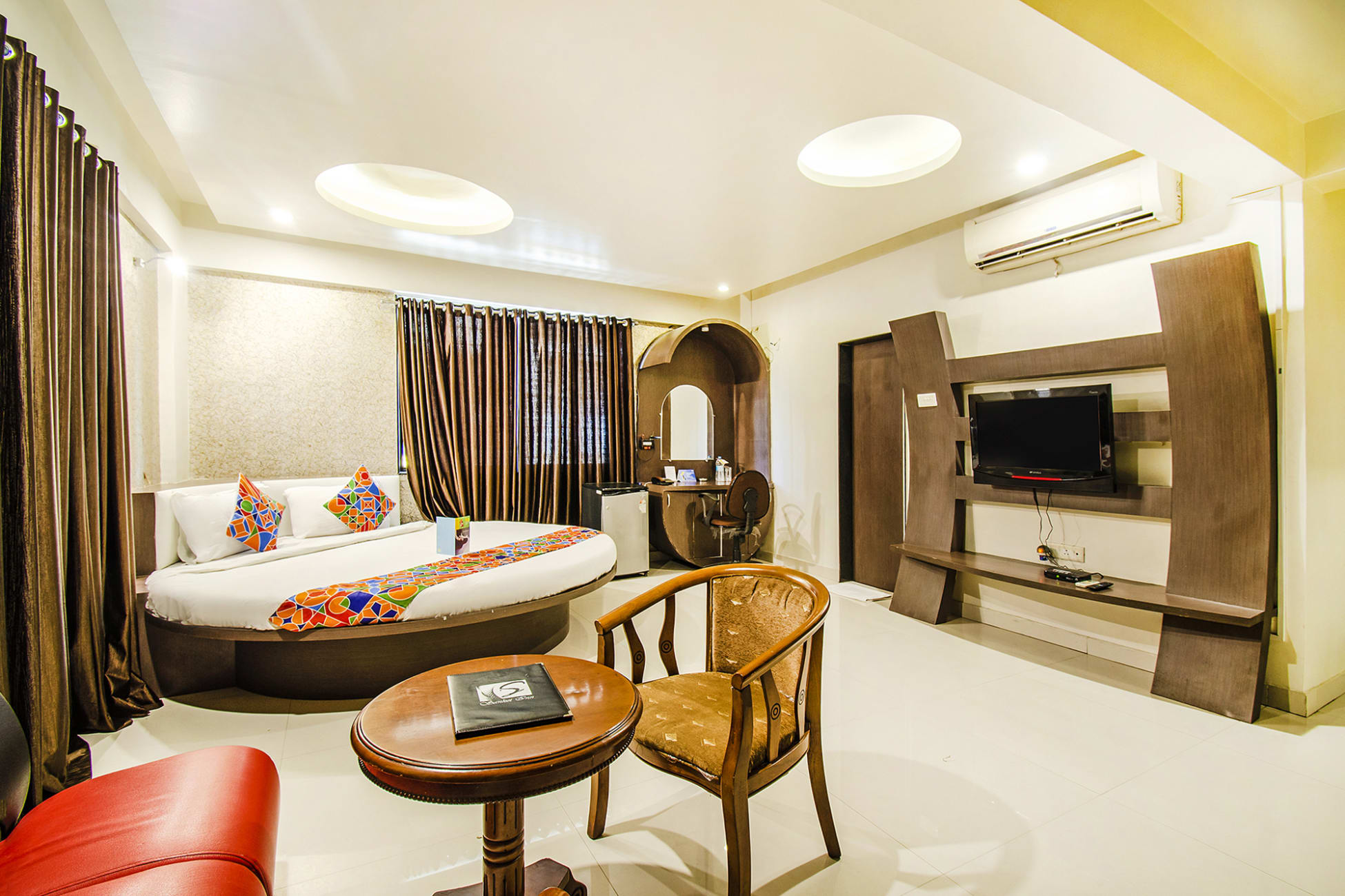 Hotel Sanket Inn - Tap to explore photos