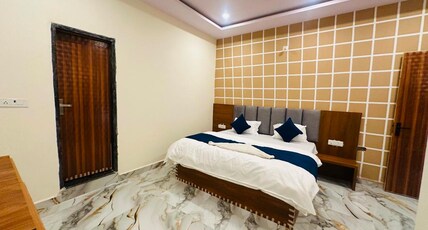 Shri Hit Maya Dham Room Type - Deluxe Double Room