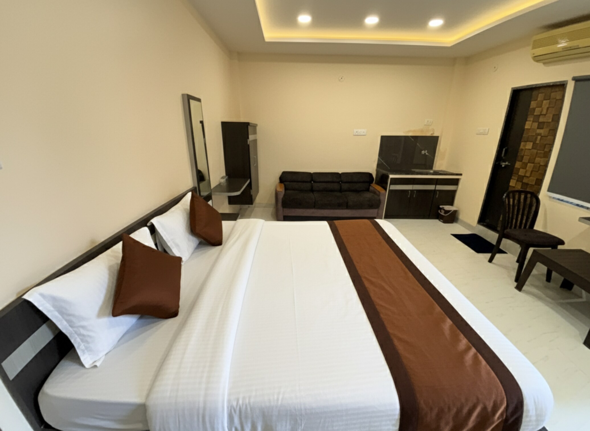 Jai Ambe Hotel - Tap to explore photos